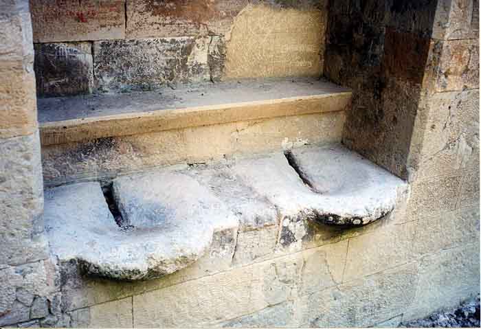 Dans le choeur, le lavabo...