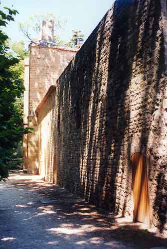 Le mur de clture vers l'abbatiale
